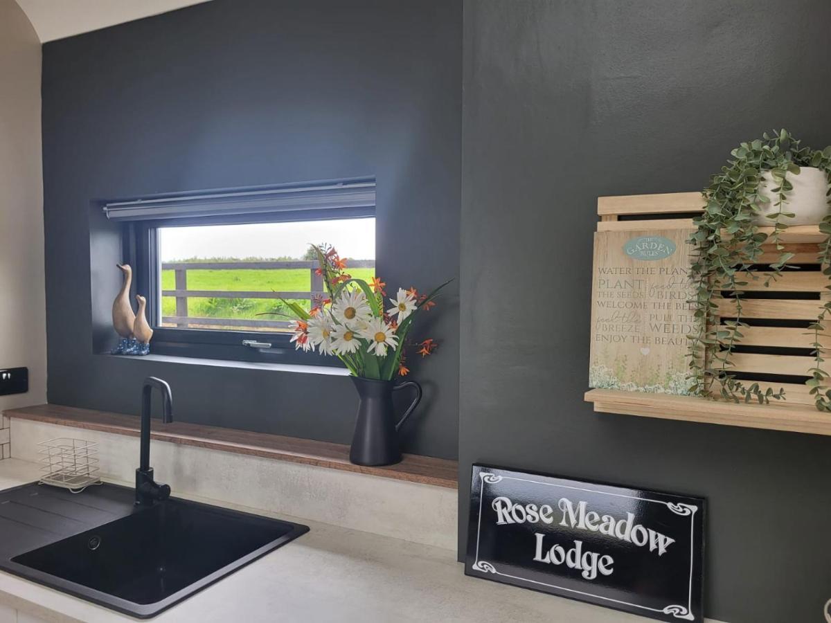 Rose Meadow Lodge ลิสกานเนอร์ ภายนอก รูปภาพ
